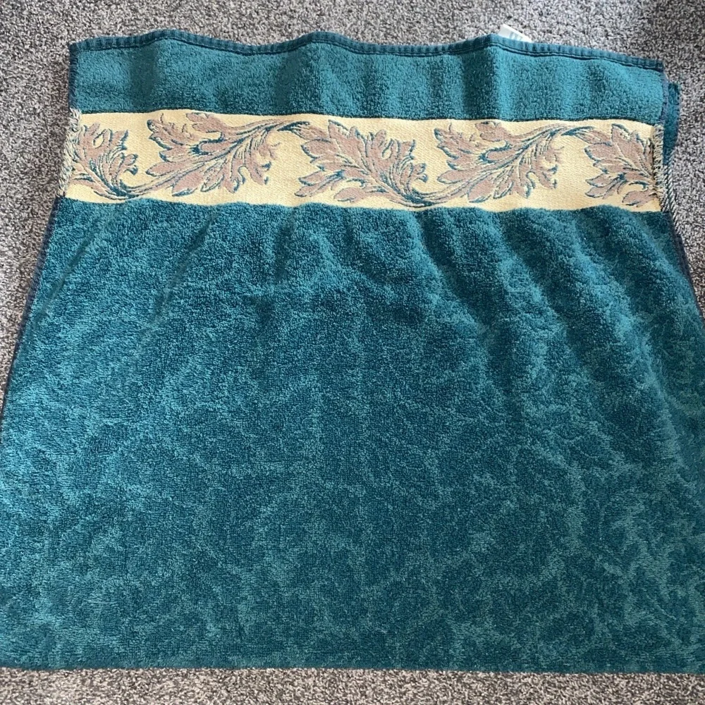 Vintage WAMSUTTA Bath Towel Sculpted L Forest Green Floral 25